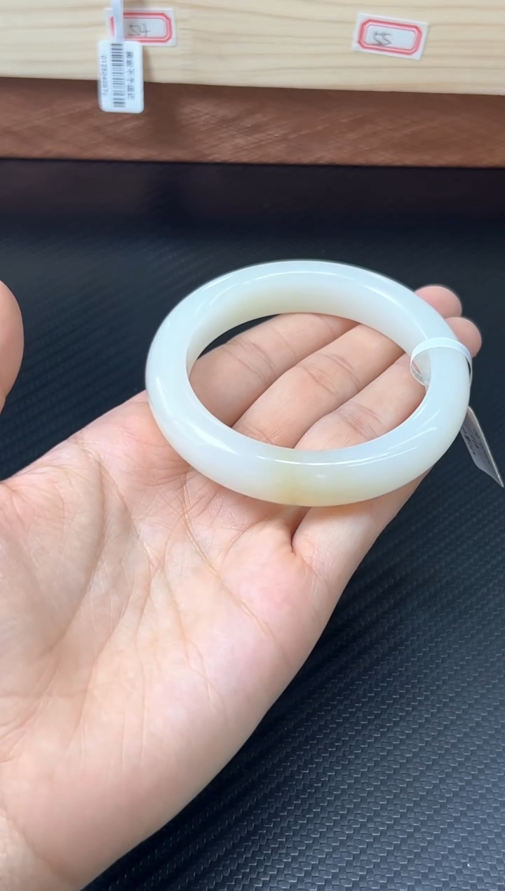 未镶嵌手镯和田玉且末微色差金山57+