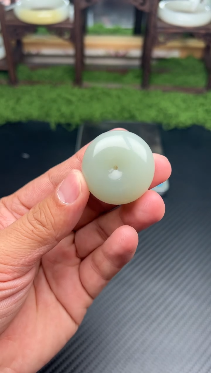 吊坠(赠链)未镶嵌和田玉1****8且末微色差近矿平安扣