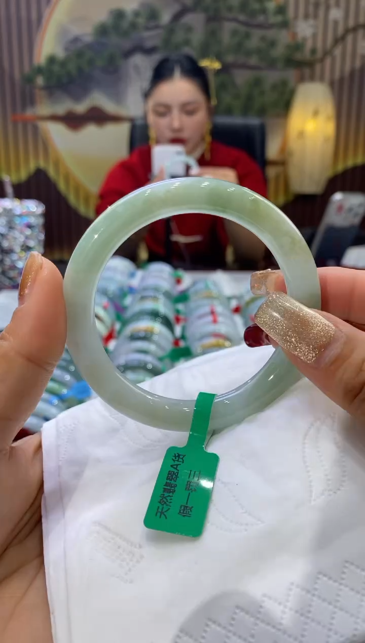 【闪购商品】翡翠手镯未镶嵌多人08598