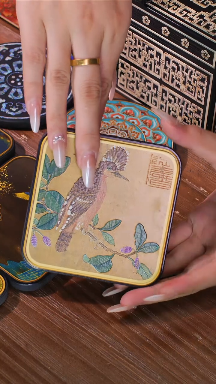 壹藏贰宝戴胜图案杯垫一片