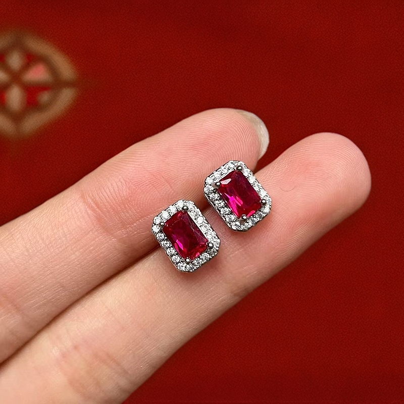 阿鲁沙-典藏轻奢培育红宝石-精工合金耳饰810银针