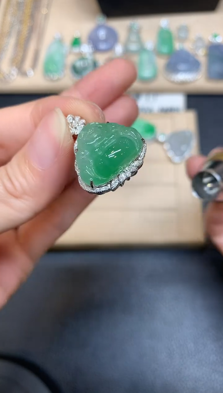 【闪购商品】翡翠颈饰18K金镶嵌佛公【无服务费】