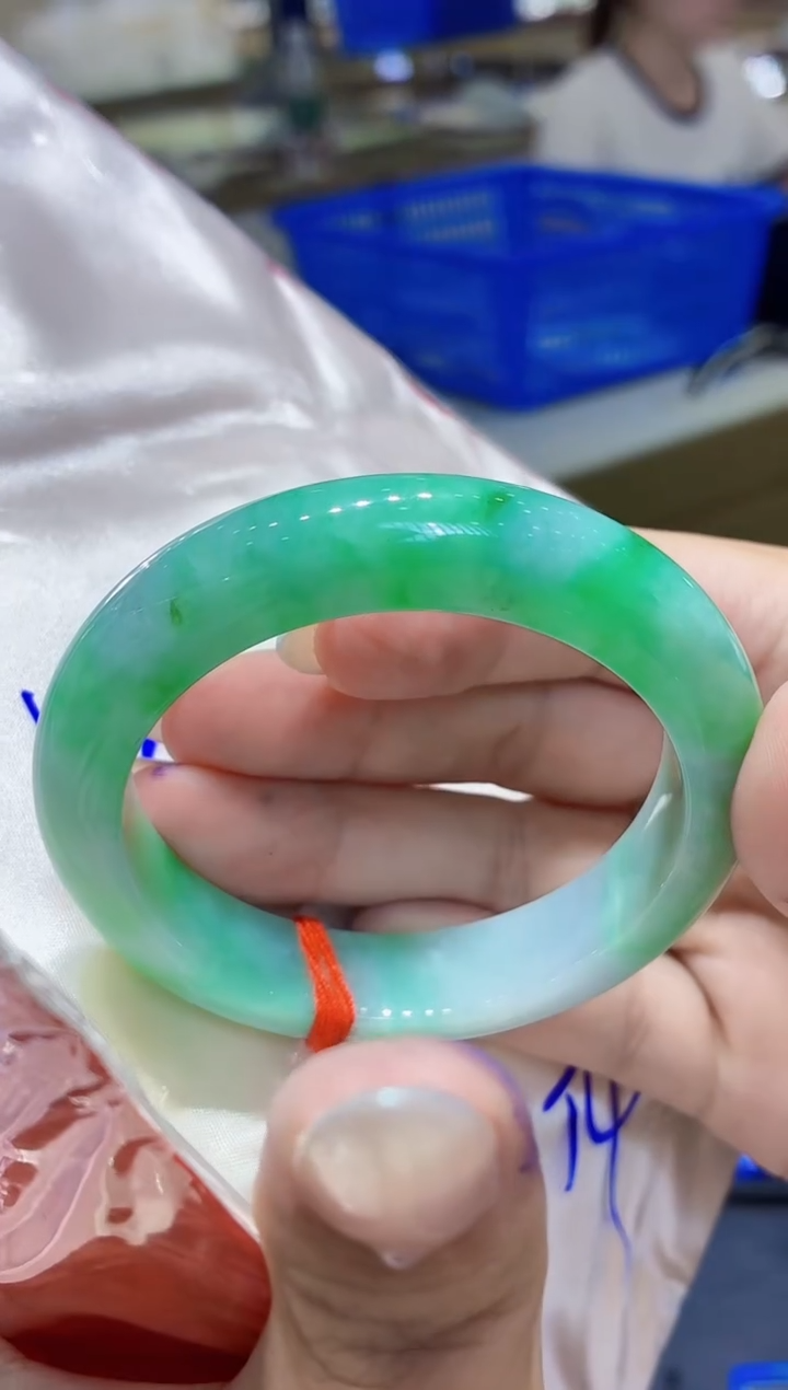 翡翠手镯未镶嵌翡翠手镯