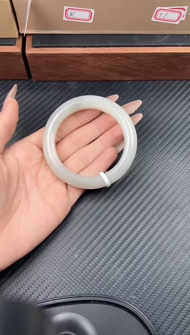 未镶嵌手镯和田玉黑山微色差56JM