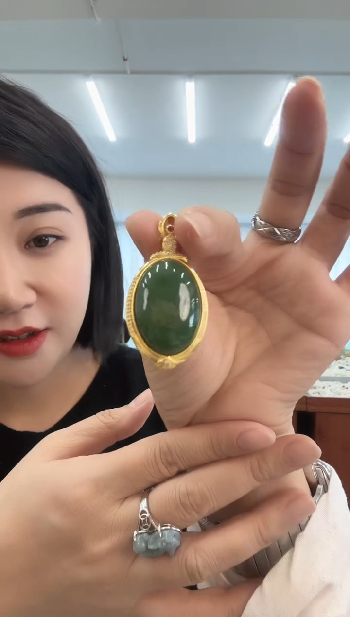 颈饰合金和田玉吊坠