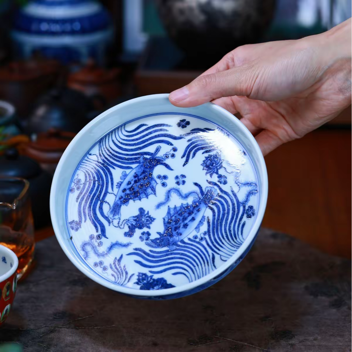 青花鱼藻纹壶呈，直径约14CM陶瓷圆形