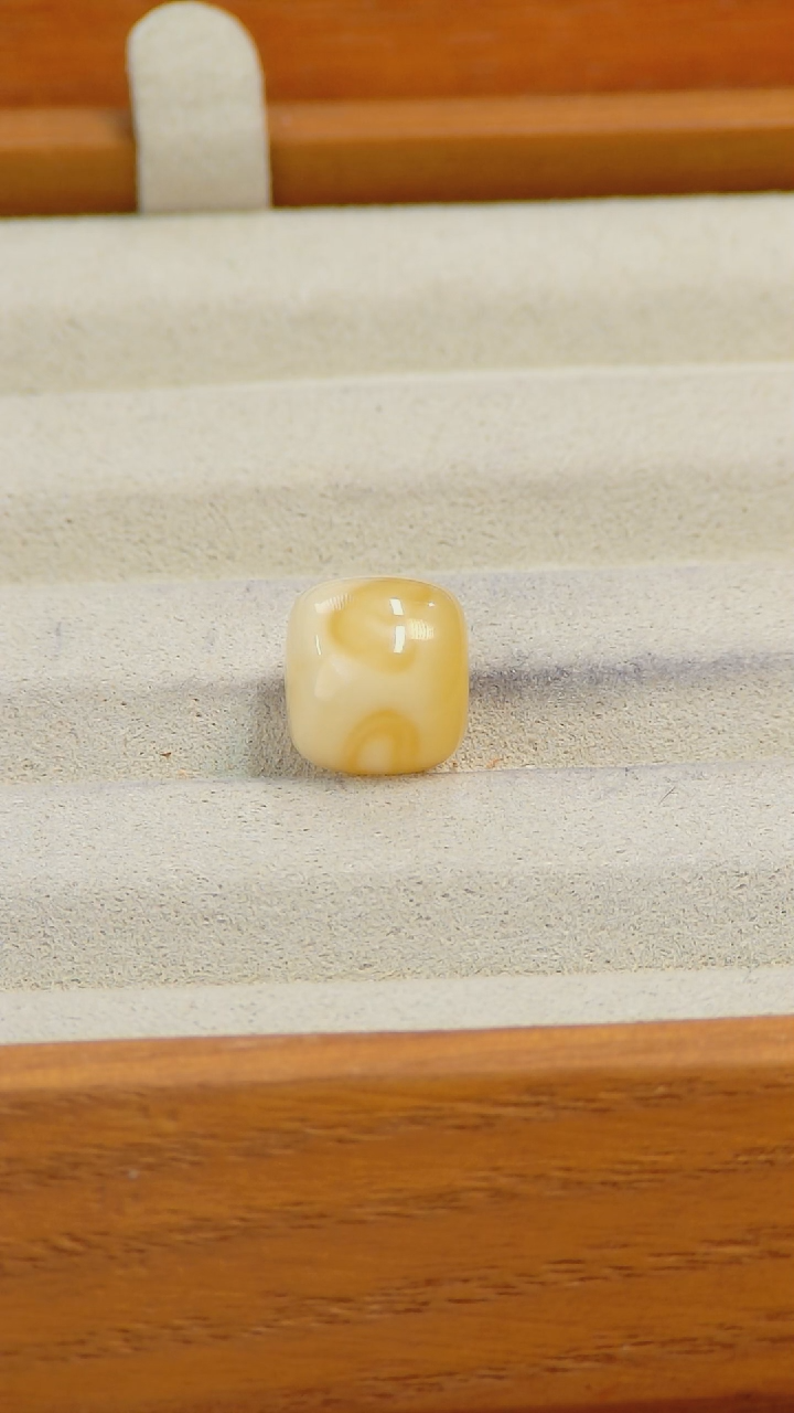 【闪购商品】蜜蜡裸石未镶嵌俄料微瑕11*9.9MM0.843克