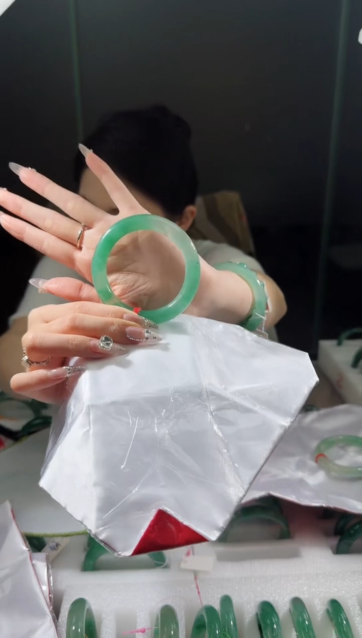 【闪购商品】石英质玉手镯未镶嵌1