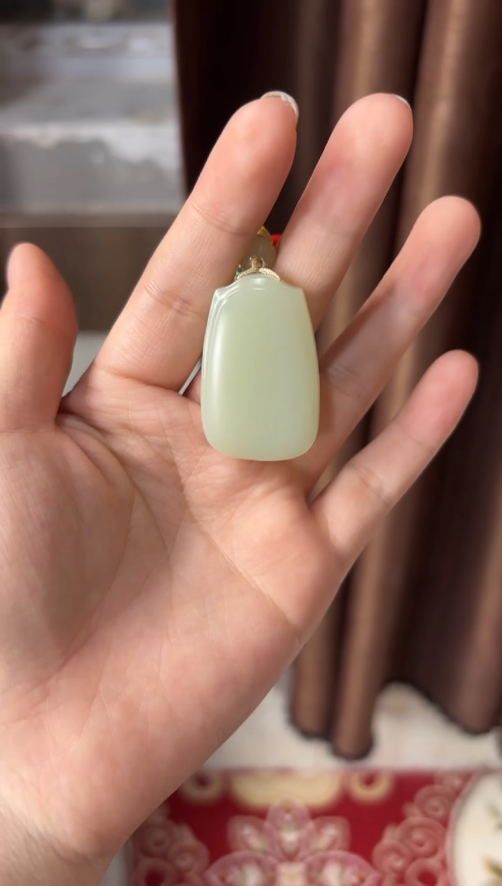 【闪购商品】和田玉吊坠(赠链)未镶嵌且末微色差迪克兰吊坠