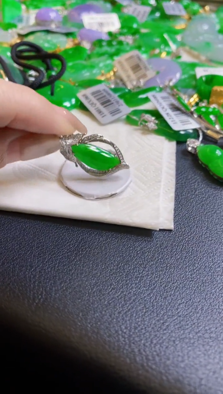 【闪购商品】定制翡翠18K金镶嵌吊坠