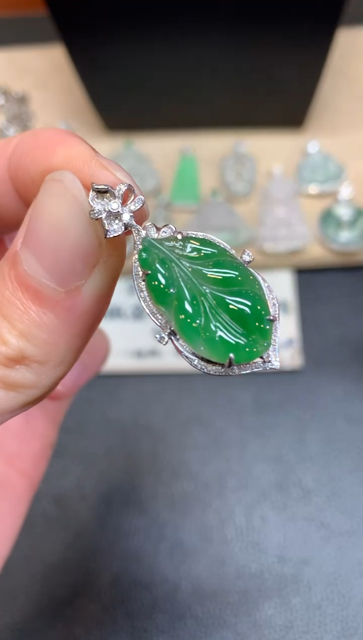 【闪购商品】翡翠颈饰18K金镶嵌叶子【无服务费】