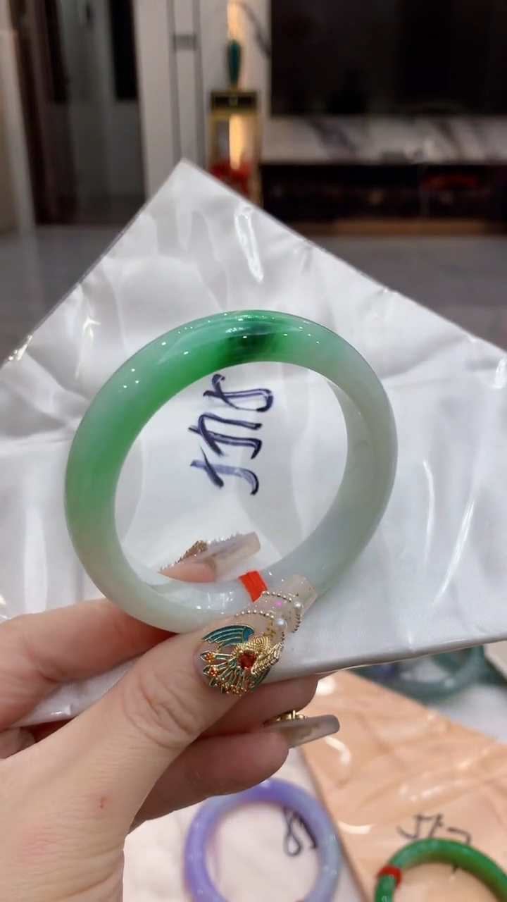 【闪购商品】翡翠手镯未镶嵌0917852603