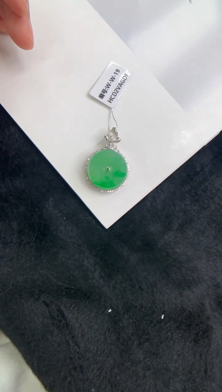 颈饰18K金镶嵌翡翠无事牌