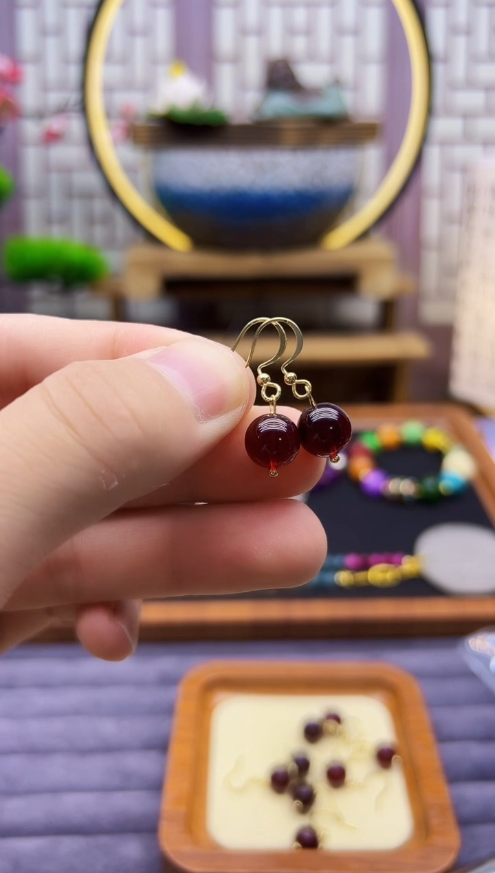 14K金镶嵌血珀耳饰E29