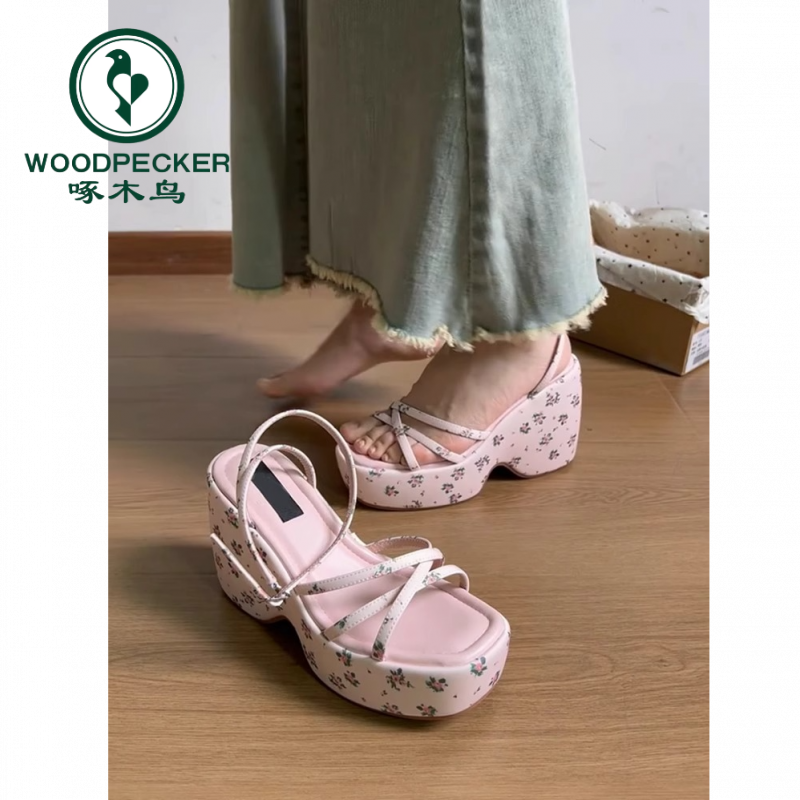 啄木鸟碎花坡跟厚底拖鞋女夏外穿2025年新款绝美凉拖一字带高跟鞋