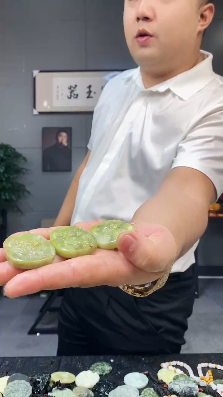 未镶嵌蛇纹石玉其他天然岫玉（多样性发其中之一）