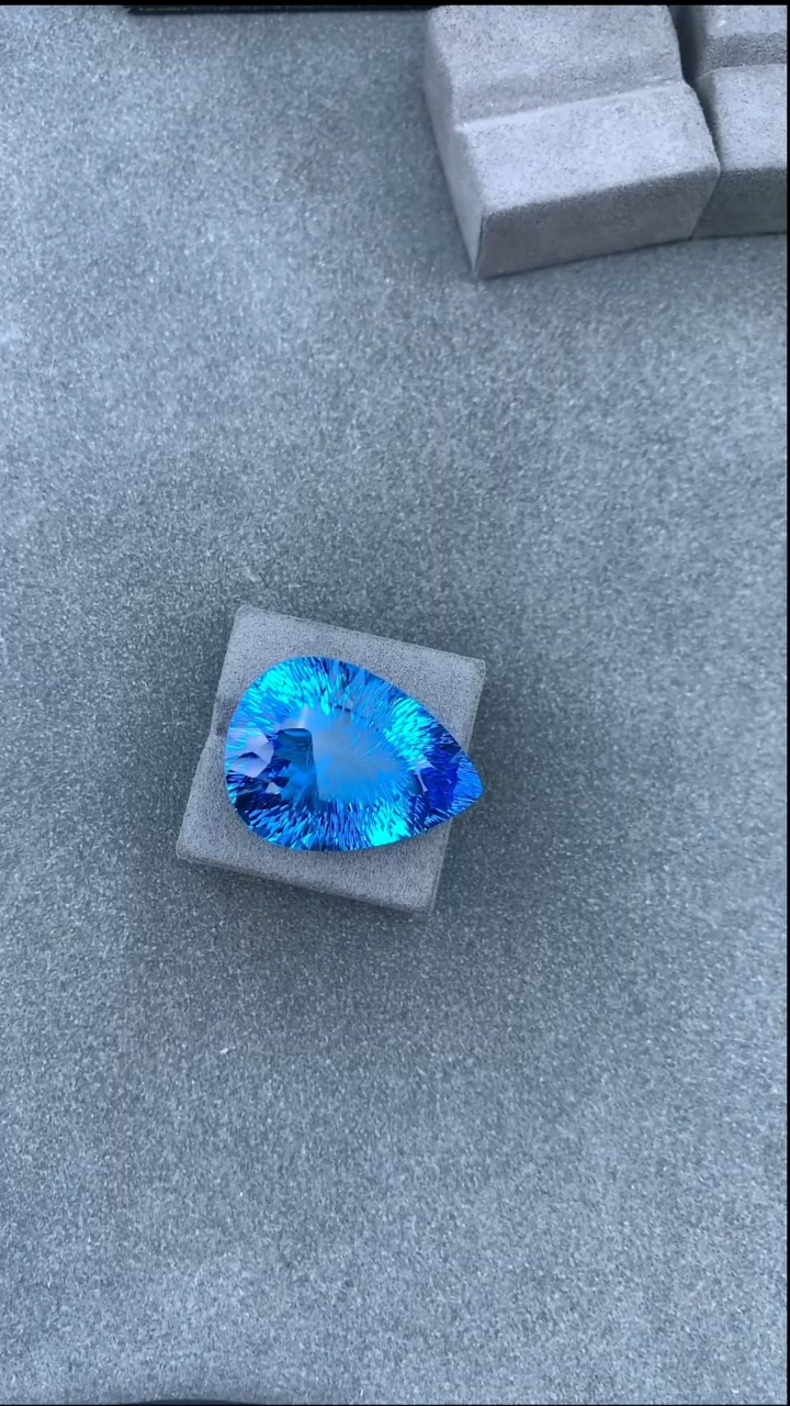 未镶嵌裸石托帕石72.54克拉