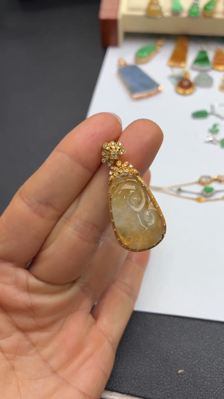 颈饰18K金镶嵌翡翠天然翡翠A货