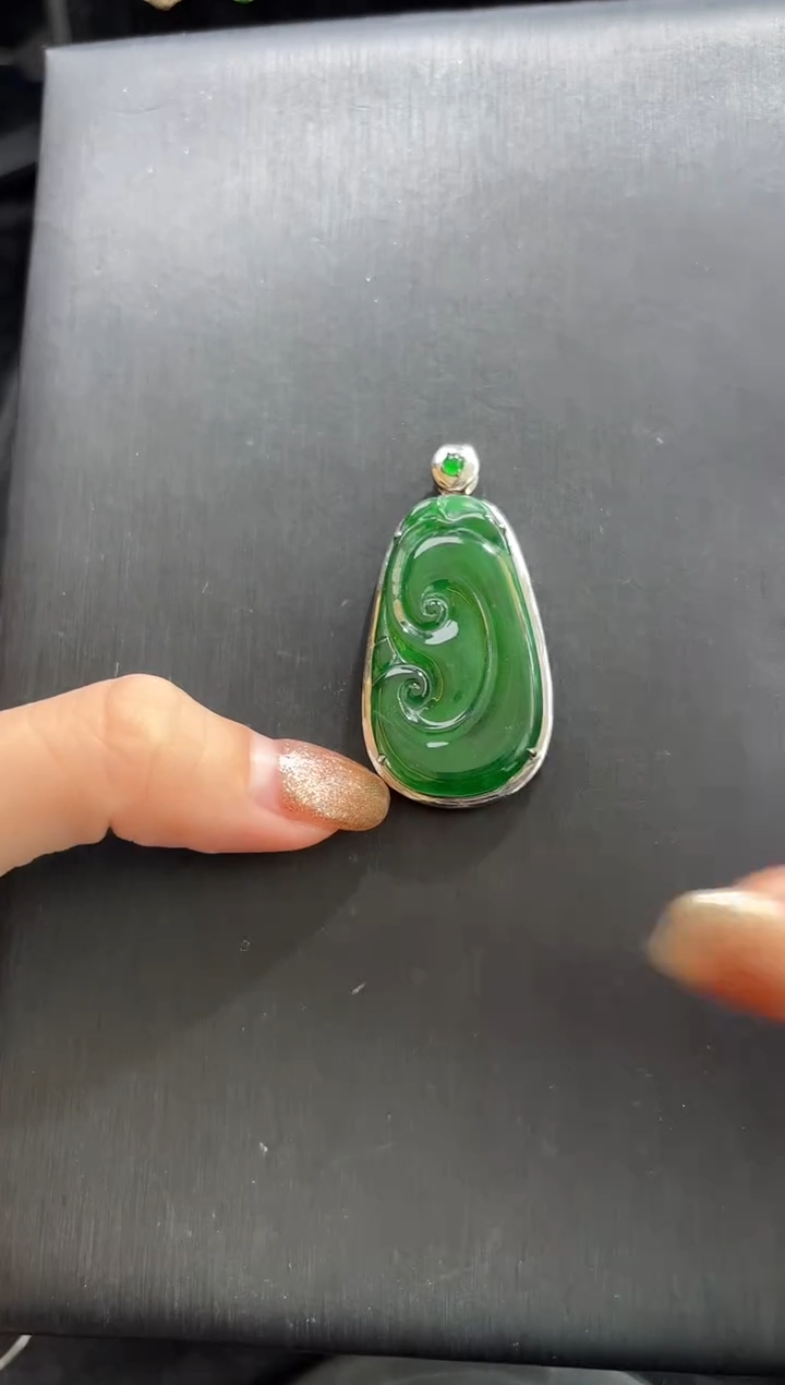 翡翠未镶嵌颈饰如意吊坠