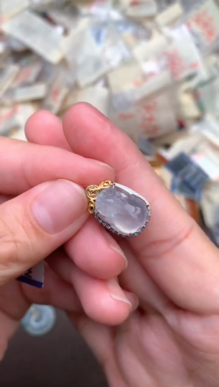 18K金镶嵌挂件翡翠— 
