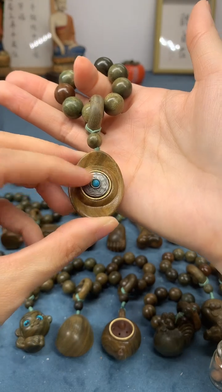 【闪购商品】维腊木（绿檀）把件元宝转转 盘玩件