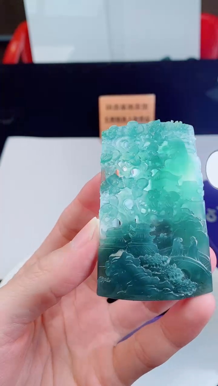 颈饰未镶嵌翡翠         