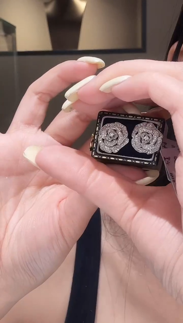 铂Pt950镶嵌耳钉钻石满钻山茶花耳钉