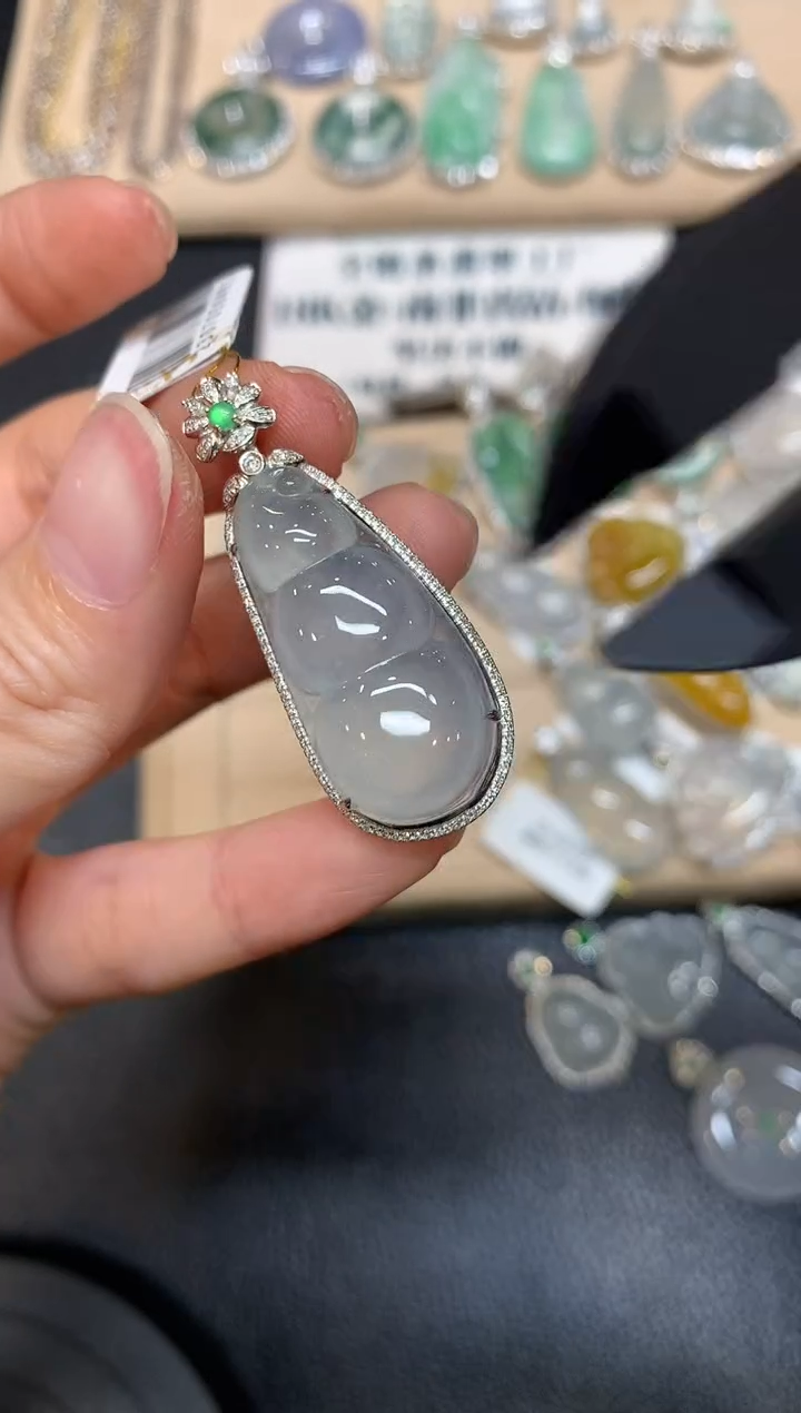 【闪购商品】翡翠颈饰18K金镶嵌福豆【无服务费