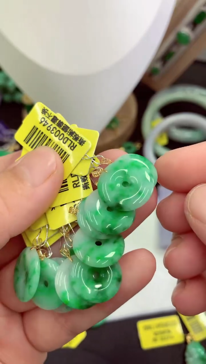 翡翠18K金镶嵌颈饰多样性发货其中一件