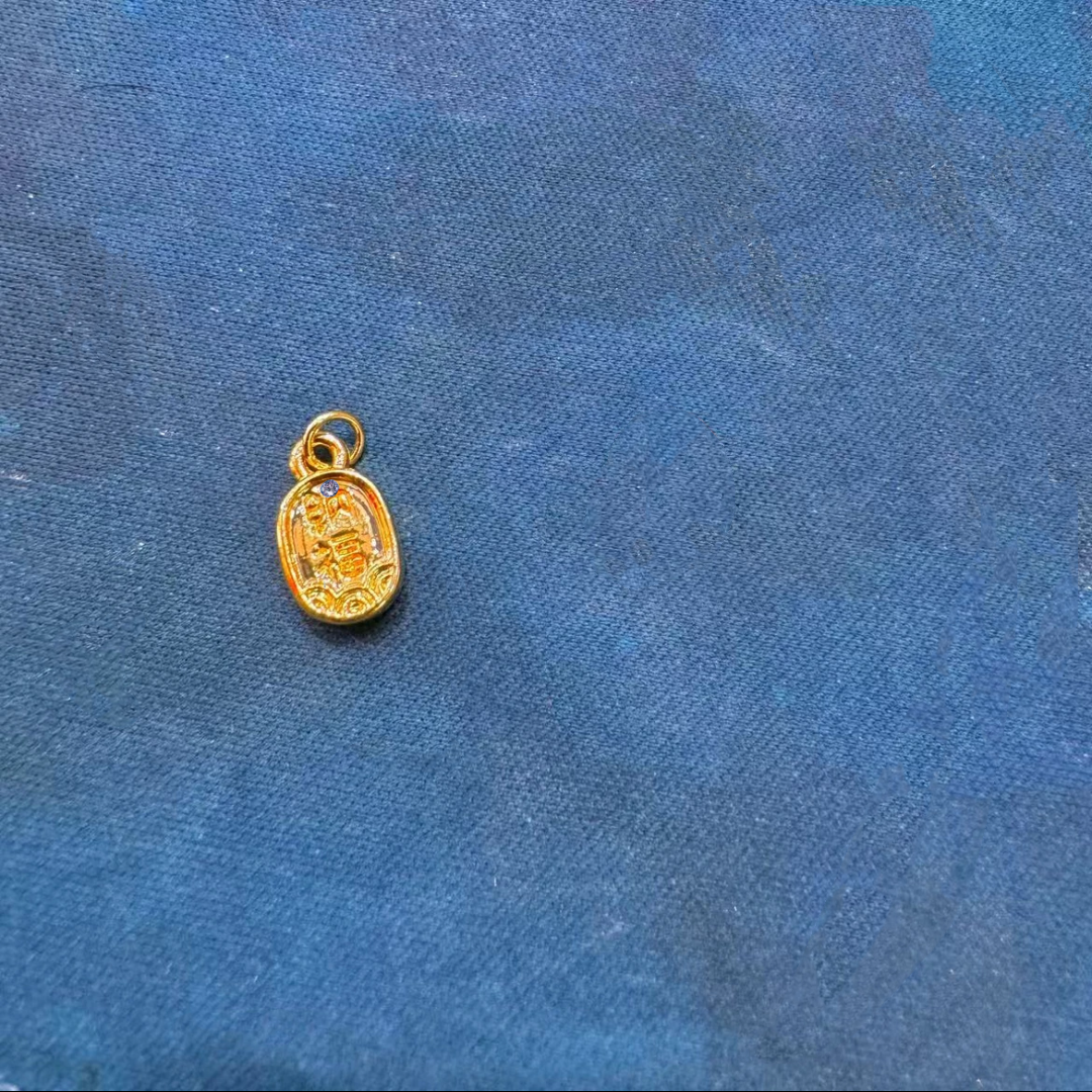 【鑫鑫甄选】足金纳福亮面小牌子莫桑吊坠 赠链