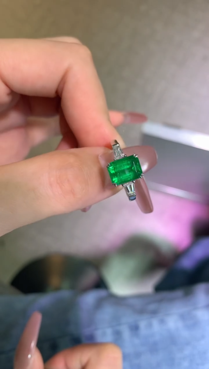 18K金镶嵌戒指祖母绿2.4ct