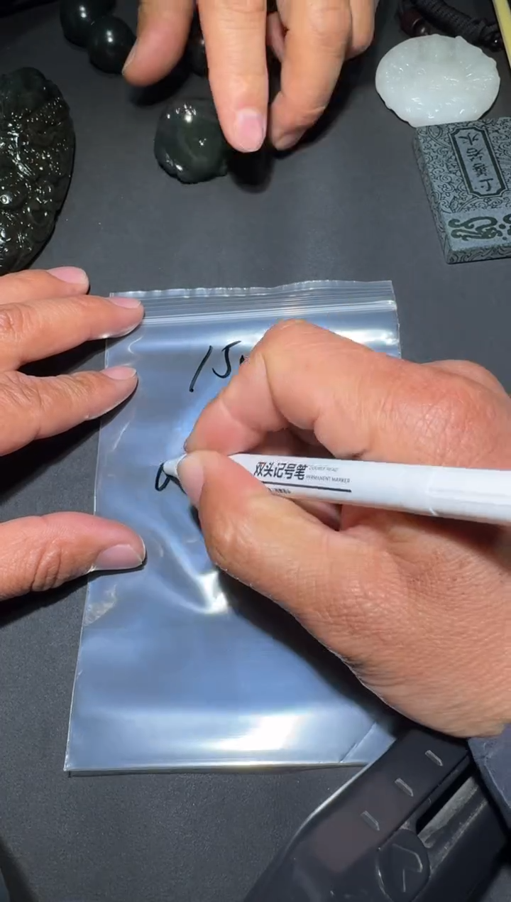 未镶嵌和田玉（糖玉）挂件和田玉