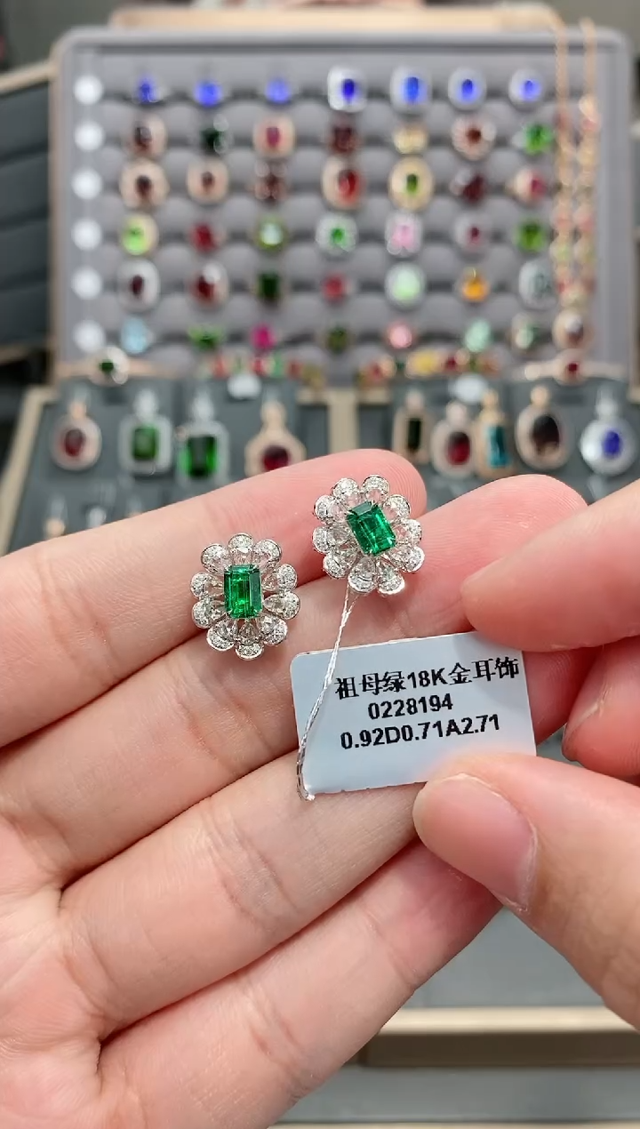 【闪购商品】祖母绿耳饰18K金镶嵌0.92  