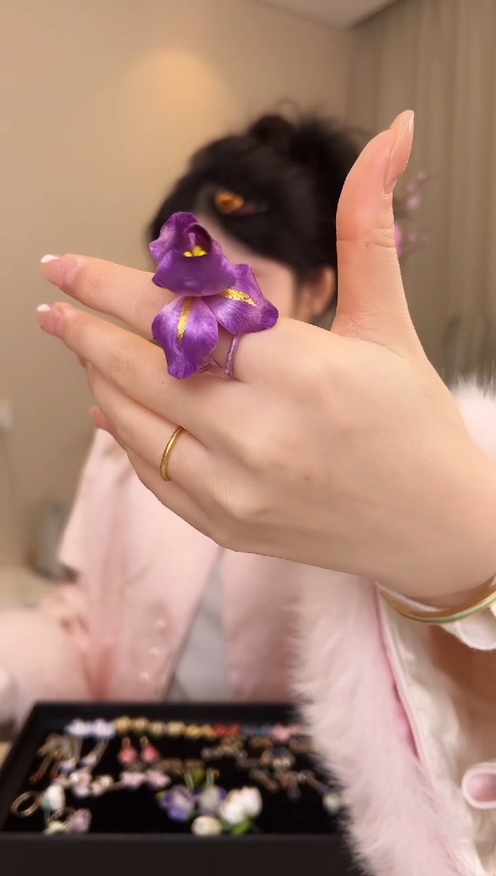 刺绣阮*、紫色鸢尾花戒指