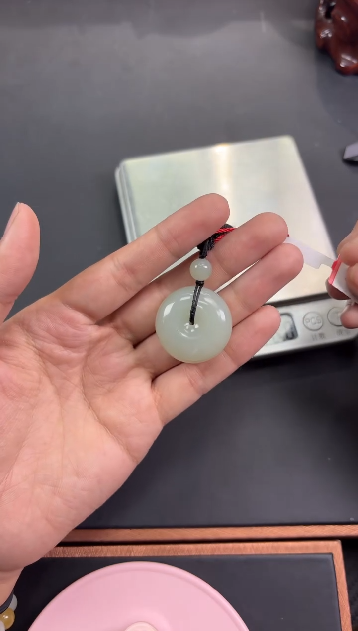 【闪购商品】和田玉吊坠(赠链)未镶嵌且末微色差近矿吊坠