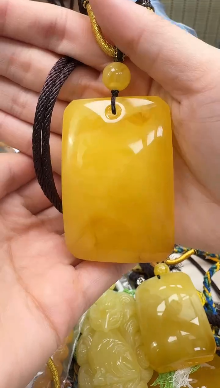 未镶嵌颈饰琥珀如图