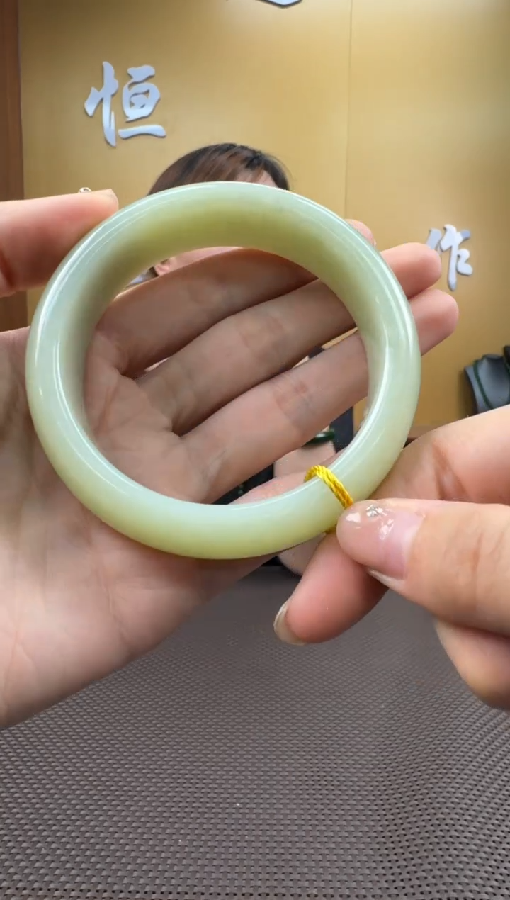 【闪购商品】和田玉手镯未镶嵌62