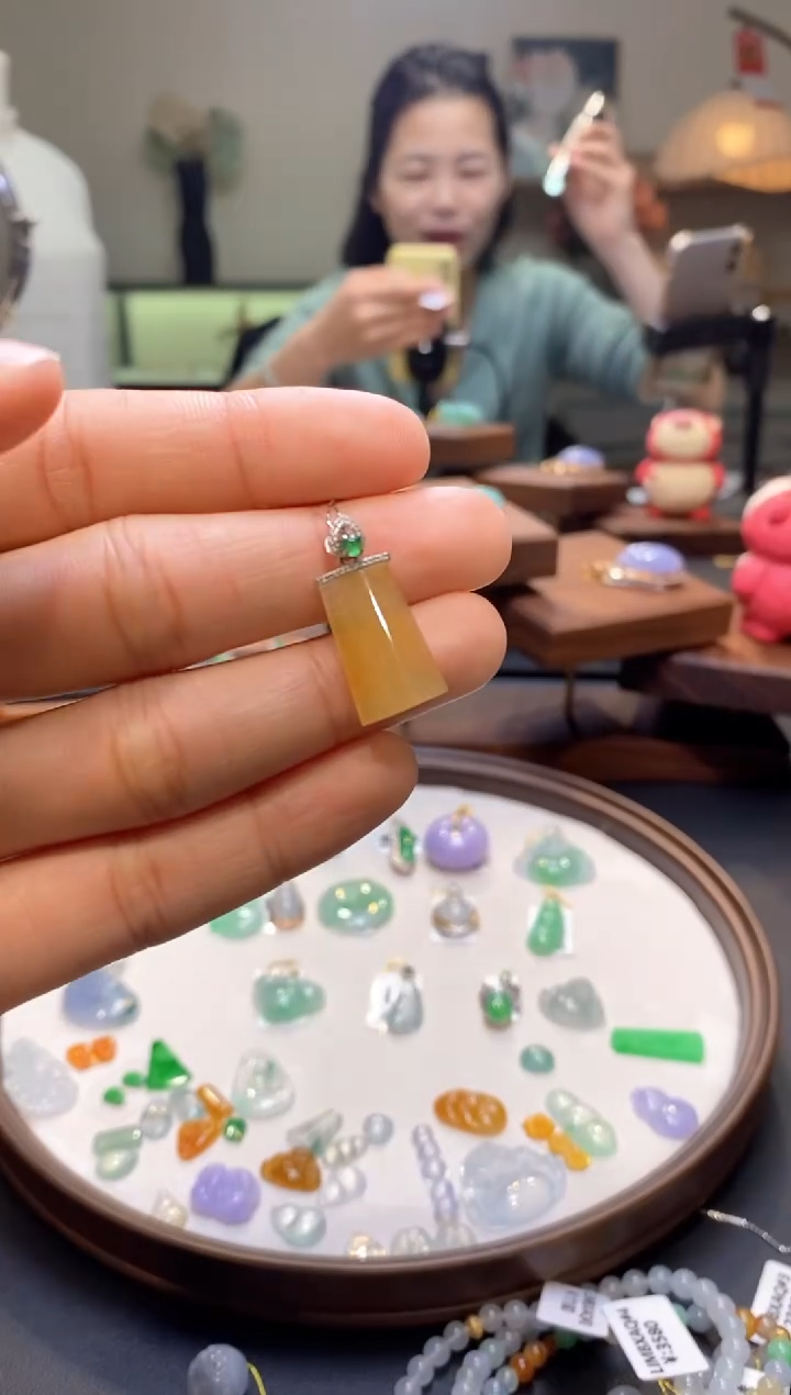 【闪购商品】翡翠18K金镶嵌颈饰无事牌