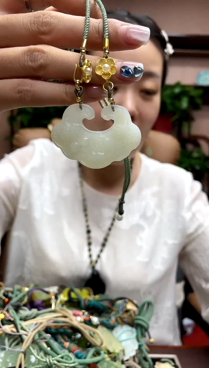 岫玉未镶嵌颈饰·