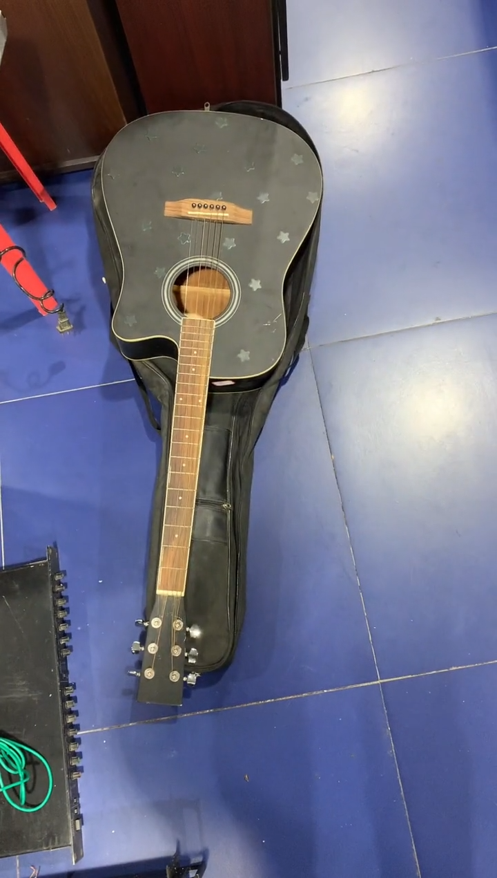 8新黑色吉他一把，配件出