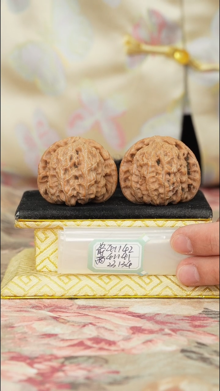 【闪购商品】文玩核桃把件白狮子