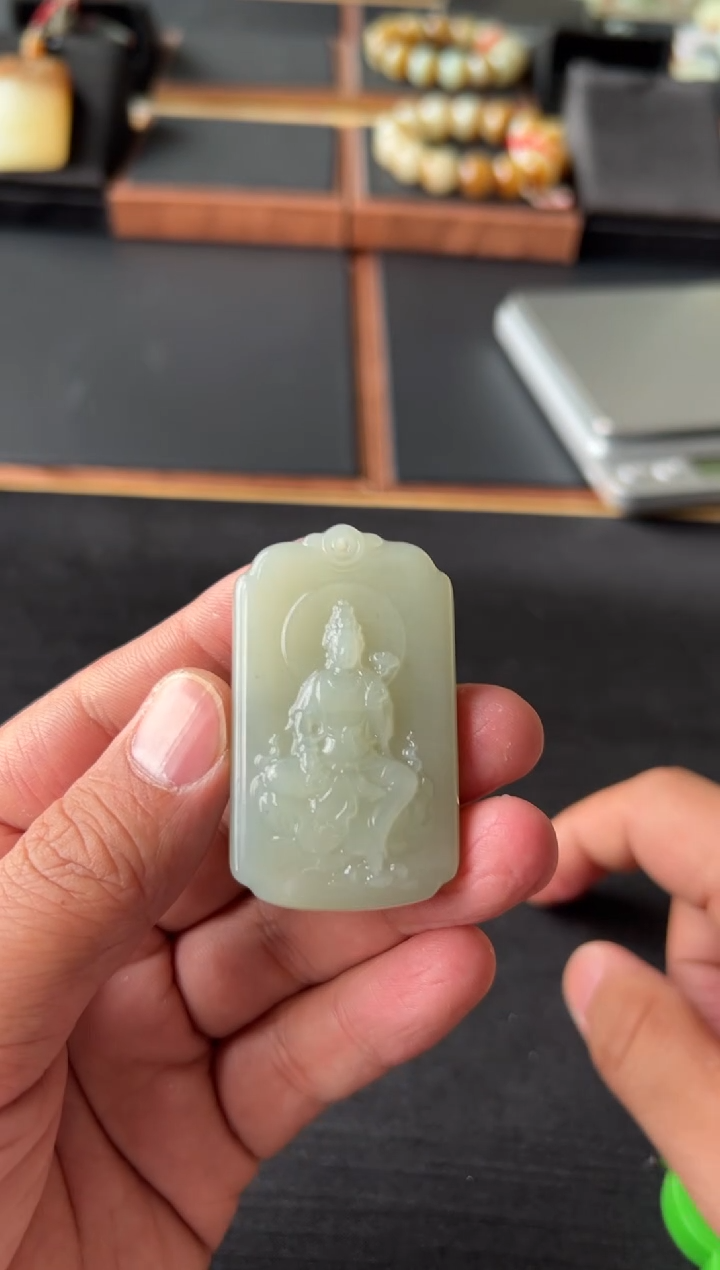 【闪购商品】和田玉吊坠(赠链)未镶嵌且末微色差近矿
