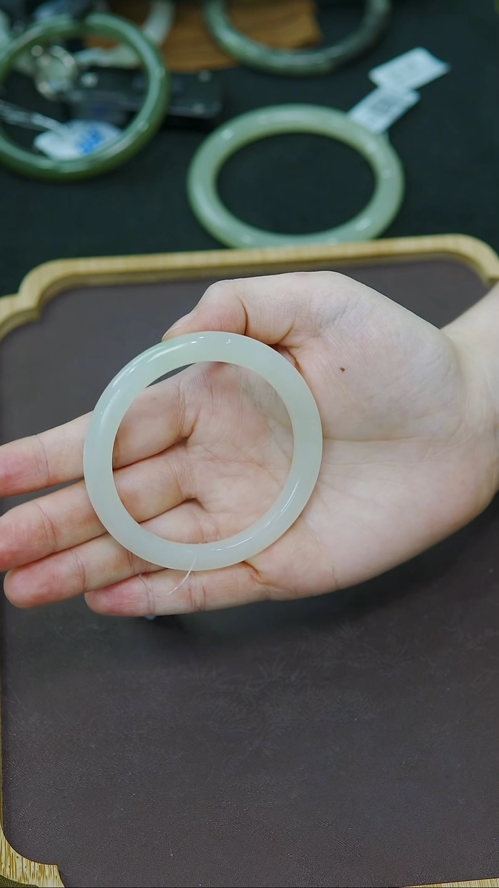 未镶嵌手镯和田玉53-54圈口小正装白底一口翠