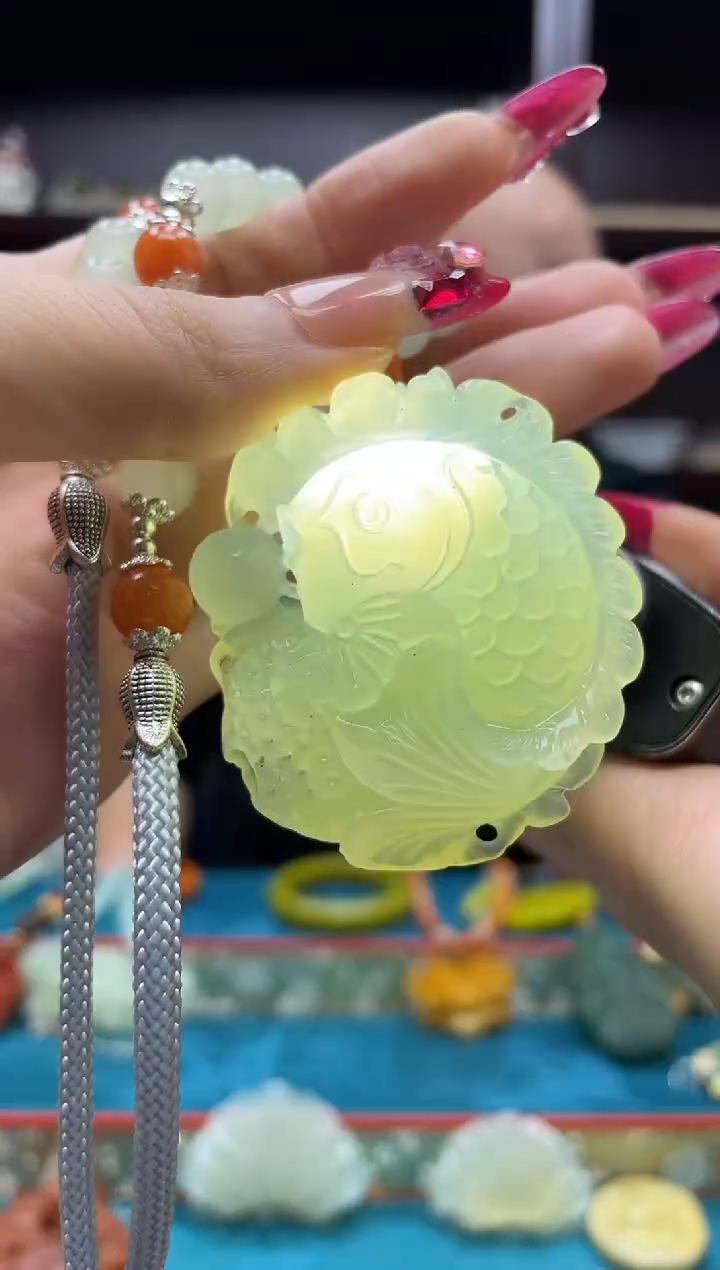 未镶嵌岫玉吊坠··