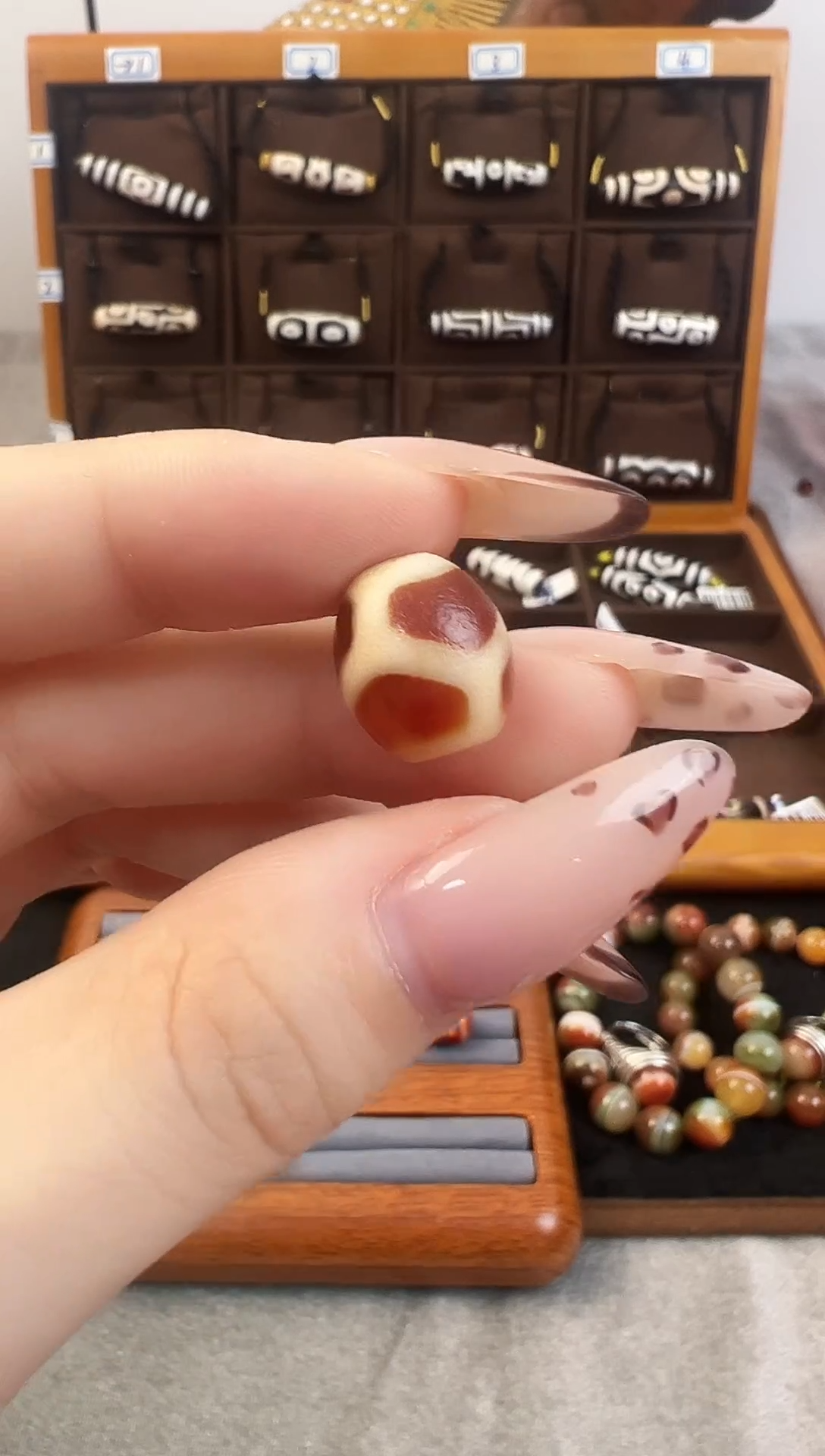 玛瑙/玉髓（覆膜）颈饰未镶嵌50.（微瑕）