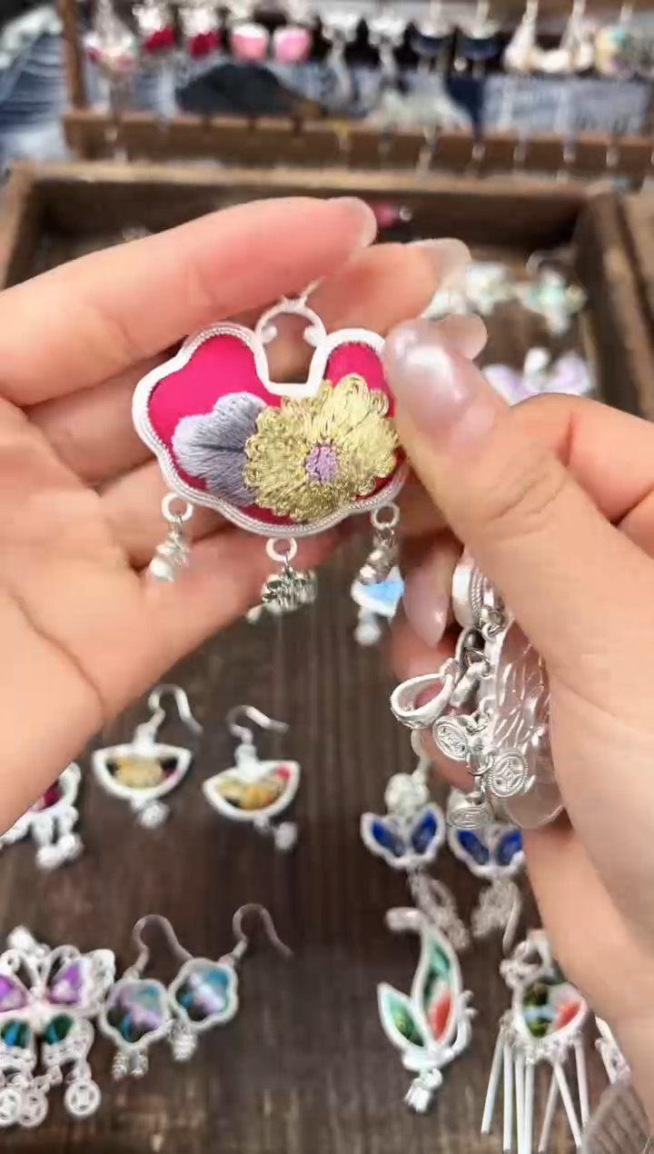 织绣民族风非遗老绣饰品582