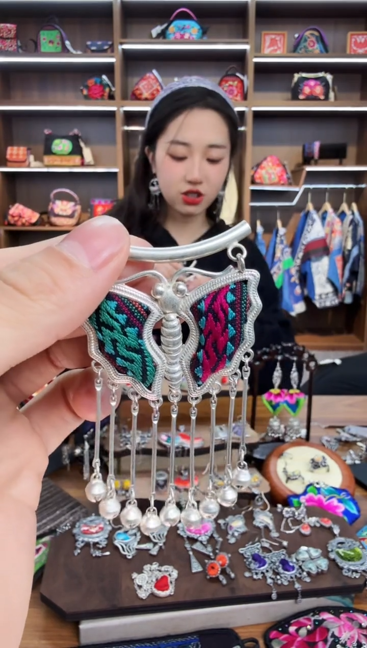 【闪购商品】织绣217蒙阿苏苗绣传承