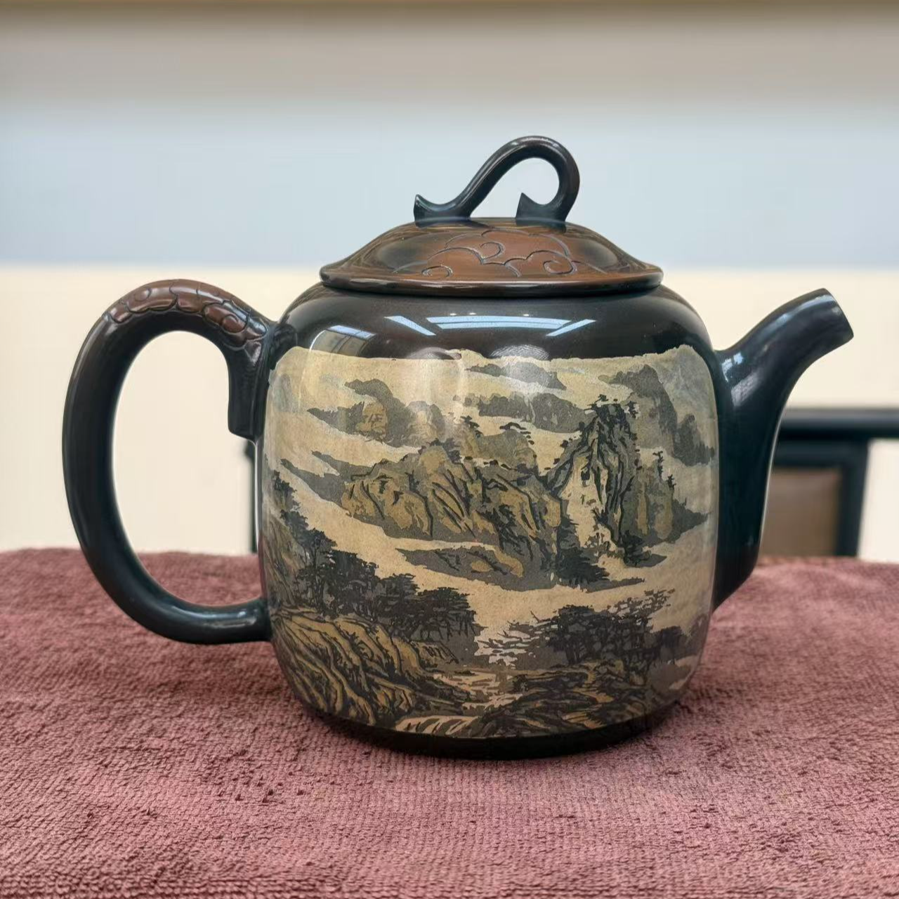 云南建水紫陶-无釉磨光-多次刻填山水壶-容量320毫升-高端紫陶壶。