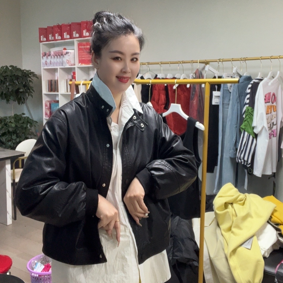 王芳家新春款皮衣                                            