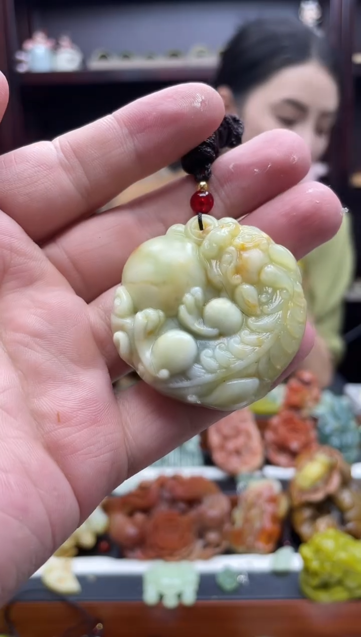 岫玉未镶嵌吊坠·